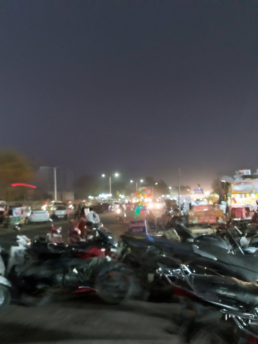 Authenticmesss_'s tweet photo. Ahmedabad traffic alert!✌😂
.
.
#iclick https://t.co/788kCRY4GV