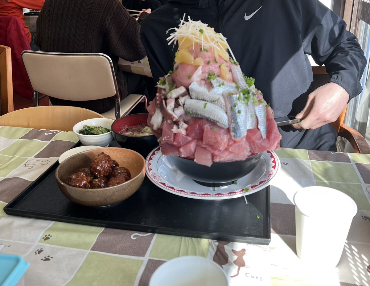 ヤマタくん 山盛りヤマタくん飯 850円 上刺身定食 1650円 よーい丼 大