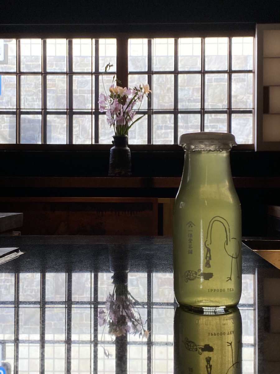 tronnier_'s tweet photo. #一保堂 #ippodo 持ち帰り用のボトルがいい感じ https://t.co/rRvOfzopcT