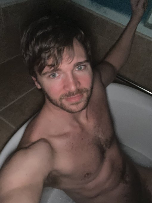 Time for a little RnR 🛀 and damn, so much for that trim. Hair still be hitting me in the eyes when I<a href="/tag/flirtsummit2021"class="tags"><span>#flirtsummit2021</span></a>
