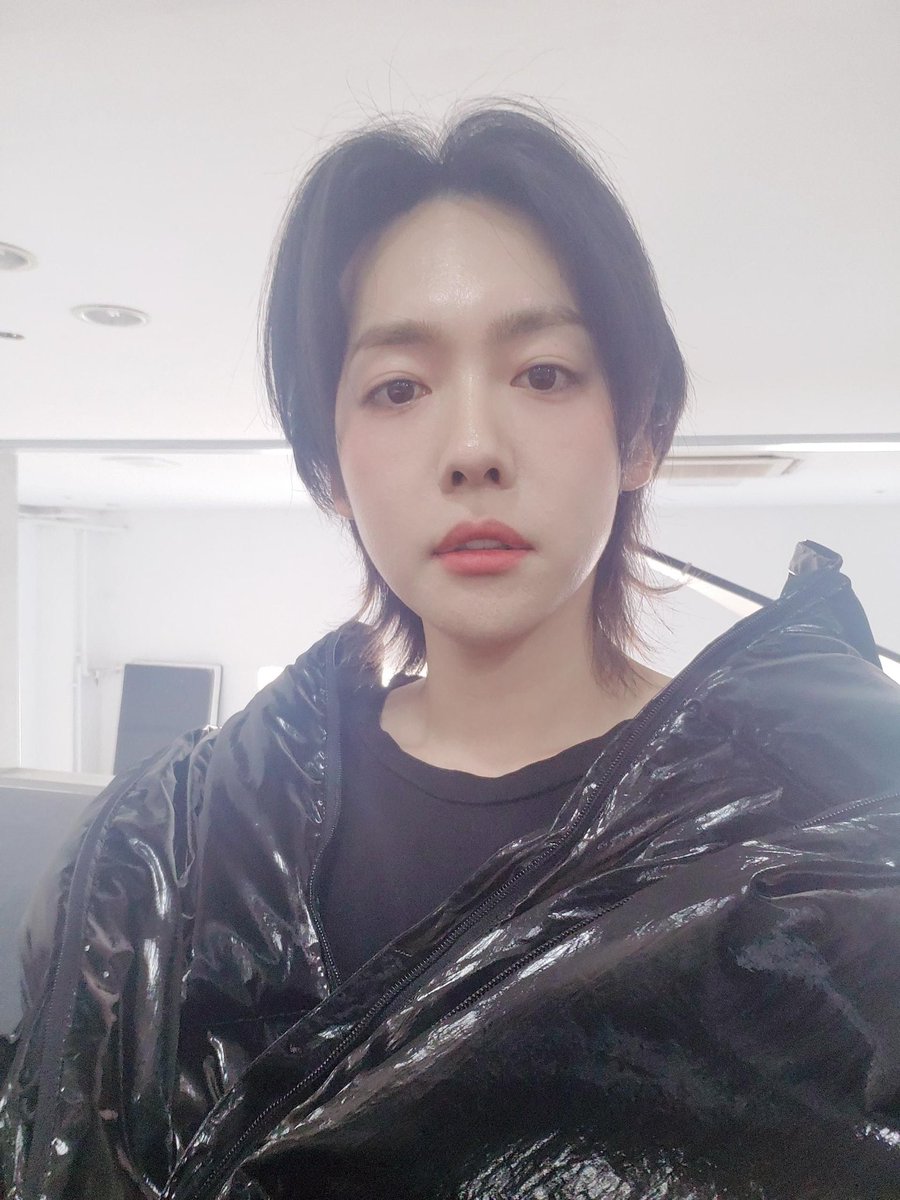 DCJinu's tweet photo. [220212] 위버스 업데이트💙

주말잘보내💙

#김진우 #WINNER #JINU #위너 https://t.co/iLt7ggi1ri