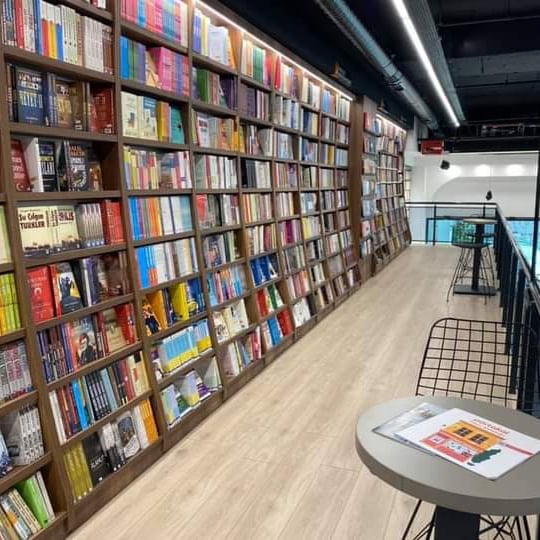 tbkitabevleri's tweet photo. Bir kitabevinden, bir kitapçıdan çok daha ötesi bir mekan. Anadolu'nun güzel insanlarının şehrinde,  Elazığ'da yılların marka ismi BATI KİTAP KIRTASİYE..
 Teşekkürler bu hizmeti Elazığ'a ve değerli kitapseverlere kazandıran @batikitapkirtasiye 
#TürkiyeninBağımsızKitabevleri https://t.co/olHMGEjEfs