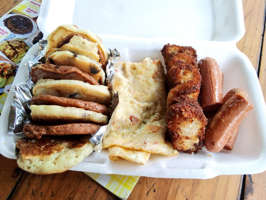 What better choice for a Saturday? Yuuuummmyy😋😊

Combo Meal of flavored pancakes, omelette, chicken nuggets and sausages for N4600

#breakfast #pancakehub #pancake #combomeal #yummy #choices #foodie #homecooking