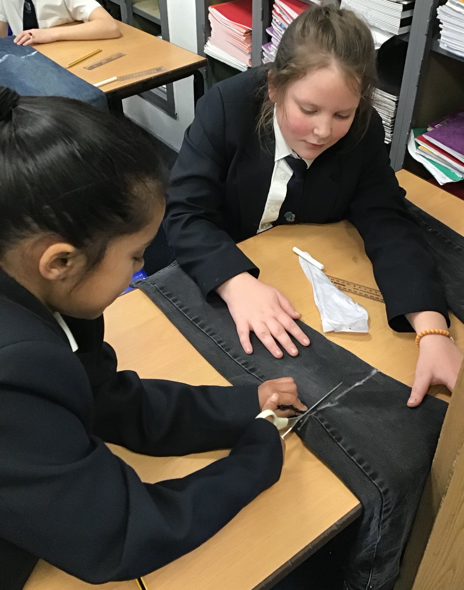 Thank you to our parents for donating jeans for Year 5 to re-purpose in their Design & Technology lessons. Here they are working hard on their creations! @CreativeEdTrust #cuspcurriculum