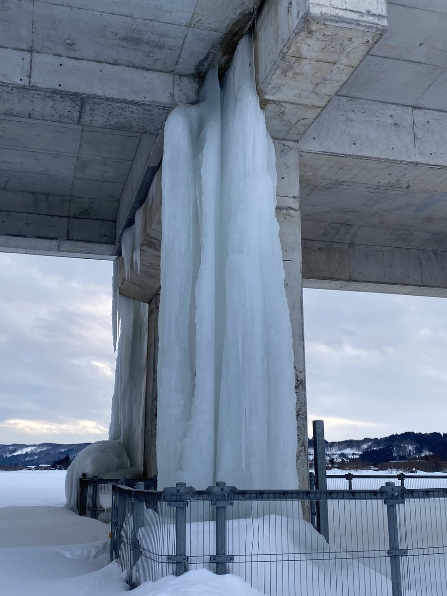 ホテルにできた巨大なツララが危険なので落とすよ という動画に驚き 予想外のやつでビックリした Togetter