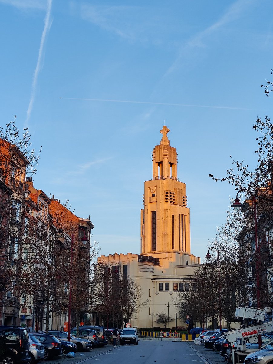 mmmart1's tweet photo. Un des plus grands plaisirs du quartier #altitude100 , sortir de chez soi et admirer cette église dans une lumière tous les jours différente  🤩🤩 #pinkchurch #loveyourcity #lifeislight #1190represente https://t.co/6Et588VMYi