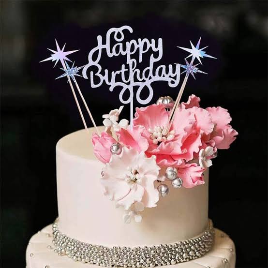 cestlakarina's tweet photo. Rosieeee senior! I am sorry for this late birthday greeting but I wish you a beautiful life, happiest birthday to my favorite senior! here's your birthday cake 💛 https://t.co/QlCisEscOa