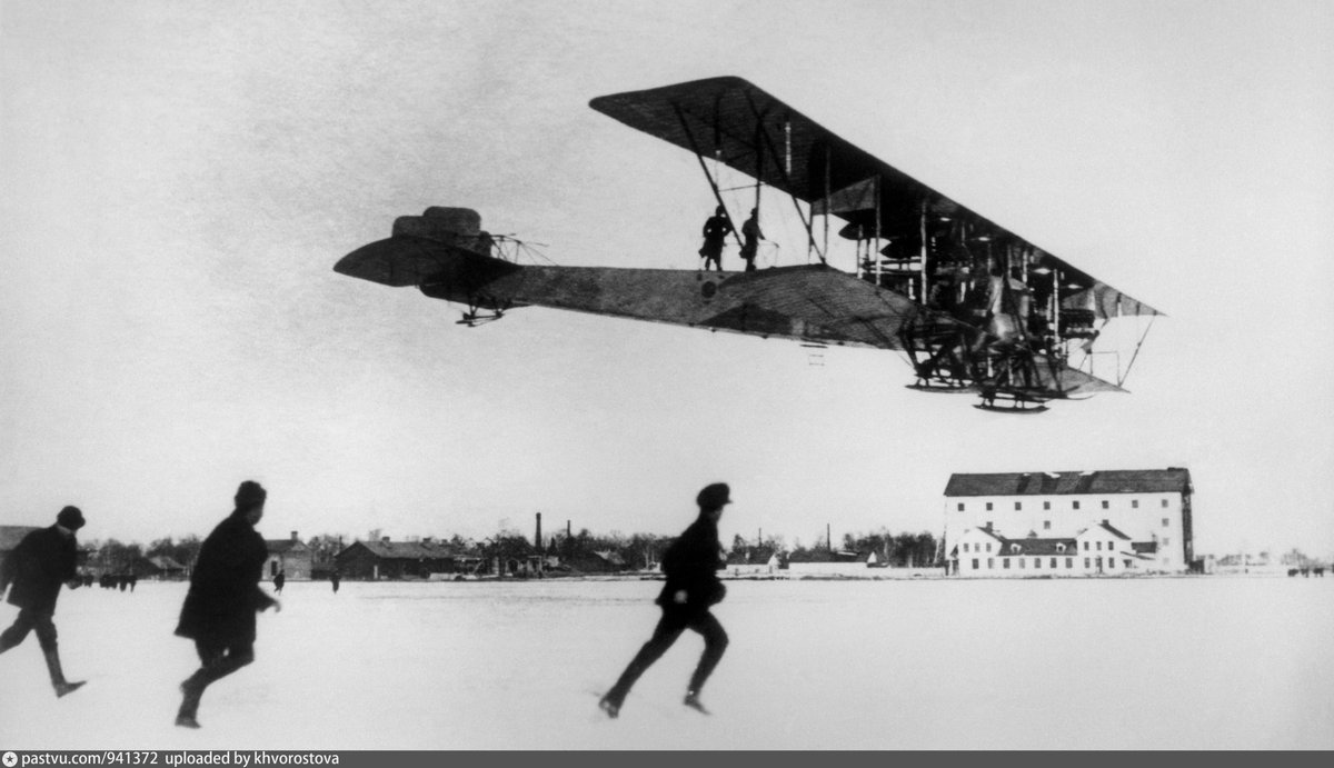 cmvvs_official's tweet photo. 12 февраля 1914 года был установлен мировой рекорд по максимальному количеству п��ссажиров на борту самолета. На борту «Ильи Муромца» поднялись в воздух 16 человек и пес по кличке Шкалик – обитатель аэродрома. Общий вес «живого груза» составил 1290 кг. https://t.co/M8TQsi6xO3