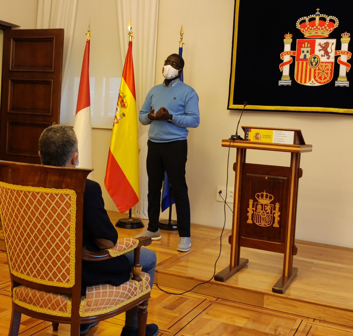 luigiaguilar's tweet photo. El presidente de #ACAIM (Asoc. Colectivo Apoyo a inmigrantes de #Albacete)
ya es español.
Con él seguimos reivindicando derechos y una #LeyDeExtranjería que -además de cambiar su nombre- tiene mucho que mejorar. Fotos y vídeo del reconocimiento amigo. https://t.co/YvFs9oCoWD https://t.co/gGZLsDwo2R