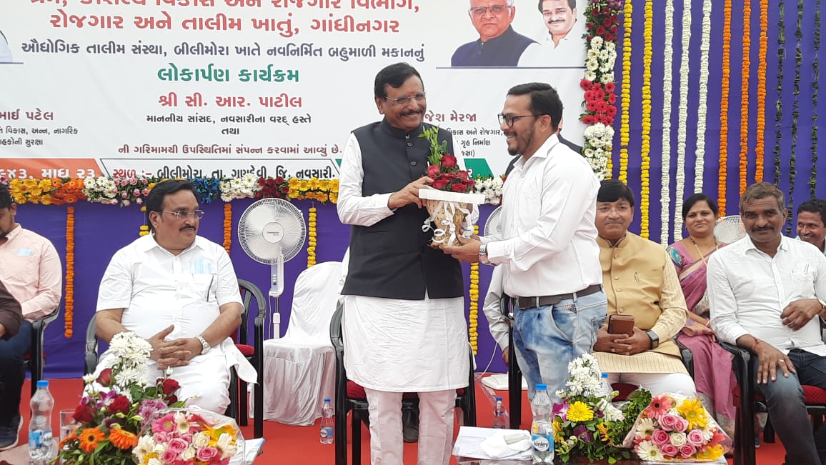 માનનીય પંચાયત મંત્રીશ્રી <a href="/brijeshmeja1/">Brijesh Merja</a> બ્રિજેશભાઇ મેરજા સાહેબનુ બીલીમોરા ખાતે આજરોજ ગુજરાત રાજ્ય તલાટી મંત્રી મહામંડળ વતી સ્વાગત કરવાનો અવસર મળ્યો..💐 

કેતનભાઈ પટેલ
ઉપપ્રમુખ ગુજરાત રાજ્ય તલાટી મંત્રી મહામંડળ