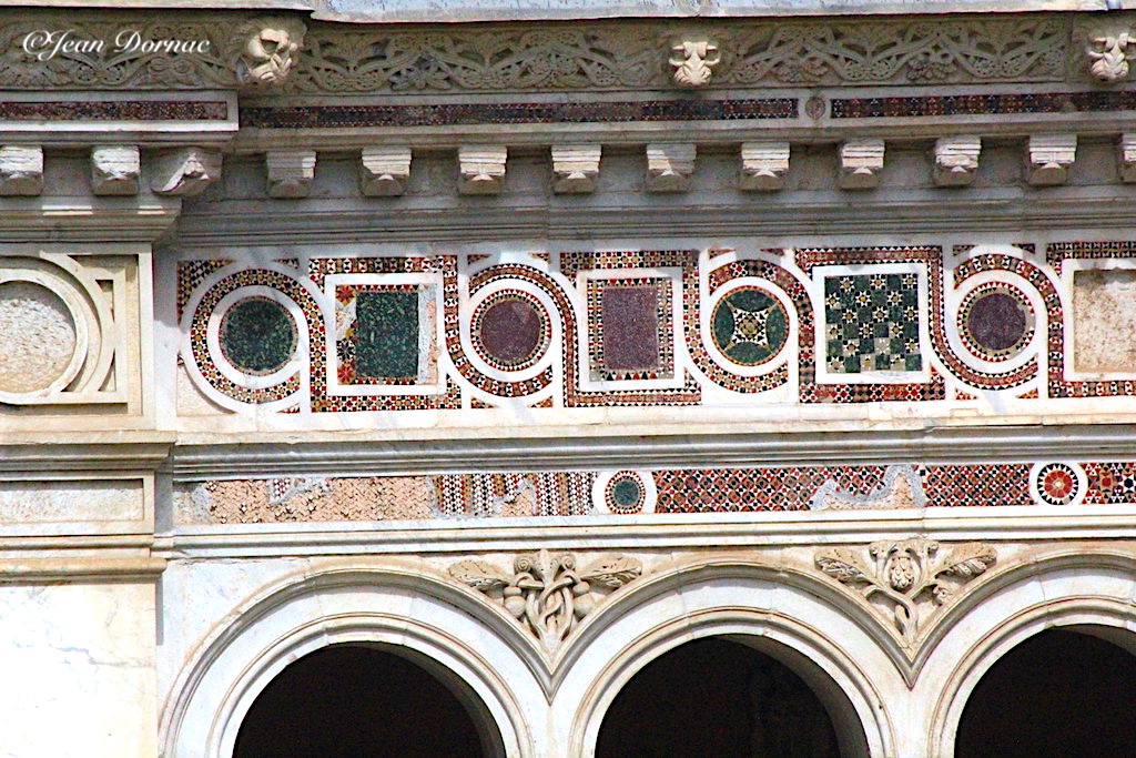 JeanDornac's tweet photo. Superbe frise d'opus sectile cosmatesque du cloître autrement dit une marqueterie de marbre, courante au moyen-âge… #superbe #frise #opus #sectile #cosmatesque #marqueterie #marbre #basilique #SaintJeandeLatran #Rome #Italie https://t.co/UpREQ0NZxZ