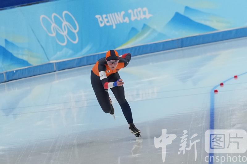 photo_cns's tweet photo. Irene Schouten of the Netherlands claims the gold with 6 minutes and 43.51 seconds in the women’s 5,000m speed skating at the Beijing 2022 Winter Olympics Games, setting an Olympic record, Feb. 10, 2022. (Photo by Cui Nan/CNSPHOTO)#IreneSchouten  #women's5000mspeedskating https://t.co/oB0SE7D8rQ