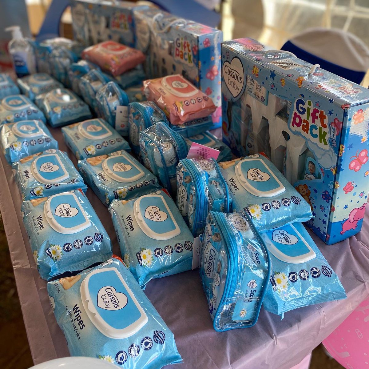KomarockModern's tweet image. @cussonsbabyke with their gift packs for our expectant mothers.

 #KMHPregnancyFair
#KomarockModernHealthCare 
#YourPillarsToBetterHealth