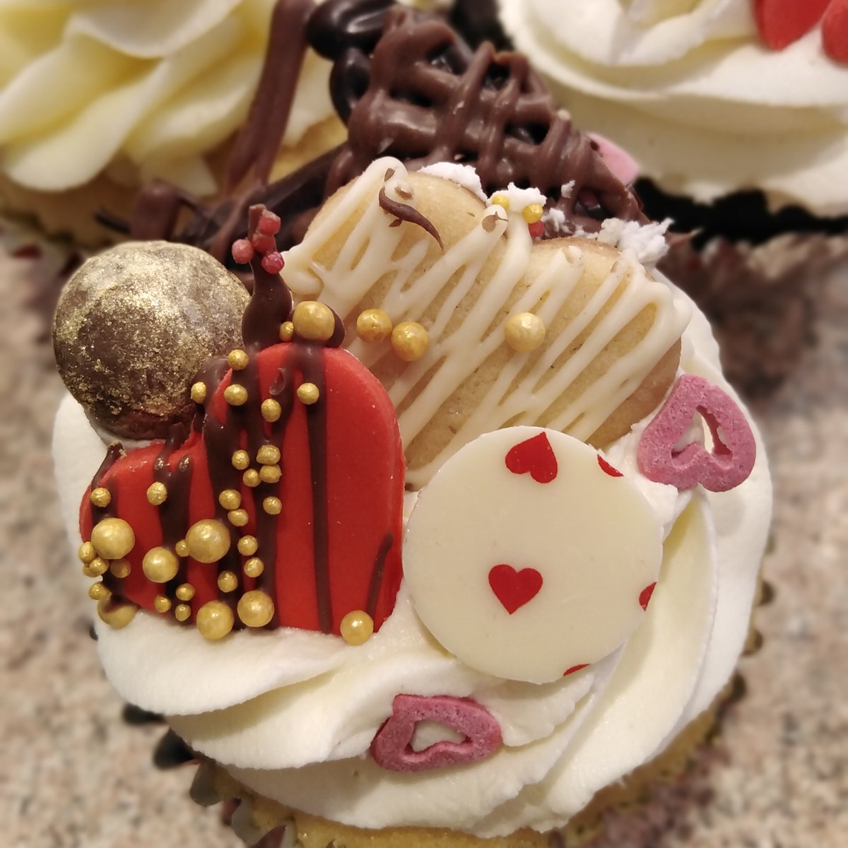 BothamsofWhitby's tweet photo. 💕💝 Be mine beautiful Valentine cupcake!💝💕 

If you adore this cupcake then head on down to our local shops today &amp; pick up some 'sweet' valentine treats!💘 

#skinnerstreet #baxtergate #enterpriseway #sleights #pickering #valentinescake #bothams #valentinesday #lovecake https://t.co/IuAsJaoIUN