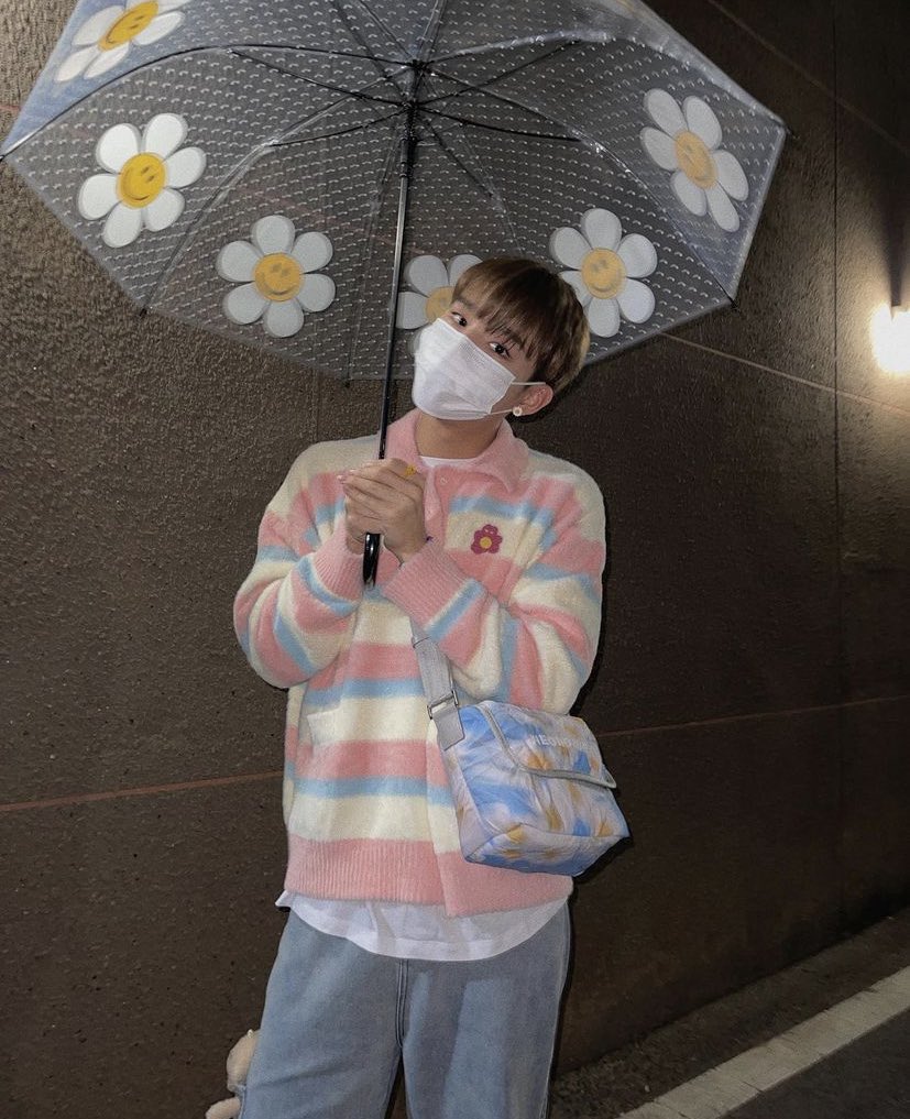 CIX_OUTFIT's tweet photo. #김승훈 Instagram.

Brand : NEONDRUG.
Name : Wrinkle Flower Cross Bag.
Price :  ₩82,000

#CIX #씨아이엑스 #승훈 #Seunghun #CIXOUTFIT_SEUNGHUN https://t.co/hEOD4cEs3c