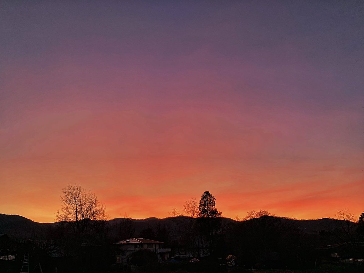 It happens at the end of every day. Sucede al final de cada día. Ça arrive à la fin de chaque journée.