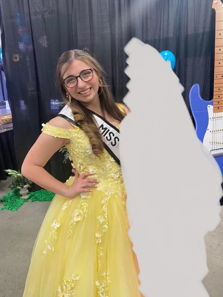 Jaderbug404's tweet photo. HEY CAN SOMEONE PLEASE WRITE AN AU WHERE JAY IS A HIGH NOBLE OR PRINCESS WHO FEELS TRAPPED BY HER FAMILY AND HAS TO ATTEND A BALL WHERE SHE MEETS GIL AND CHIP AND JAY RUNS AWAY WOTH THEM TO BE HAPPY.
But she’s in a dress like this please someone do this ily all sm
#jrwi #jrwishow https://t.co/TqLx9gHbpa