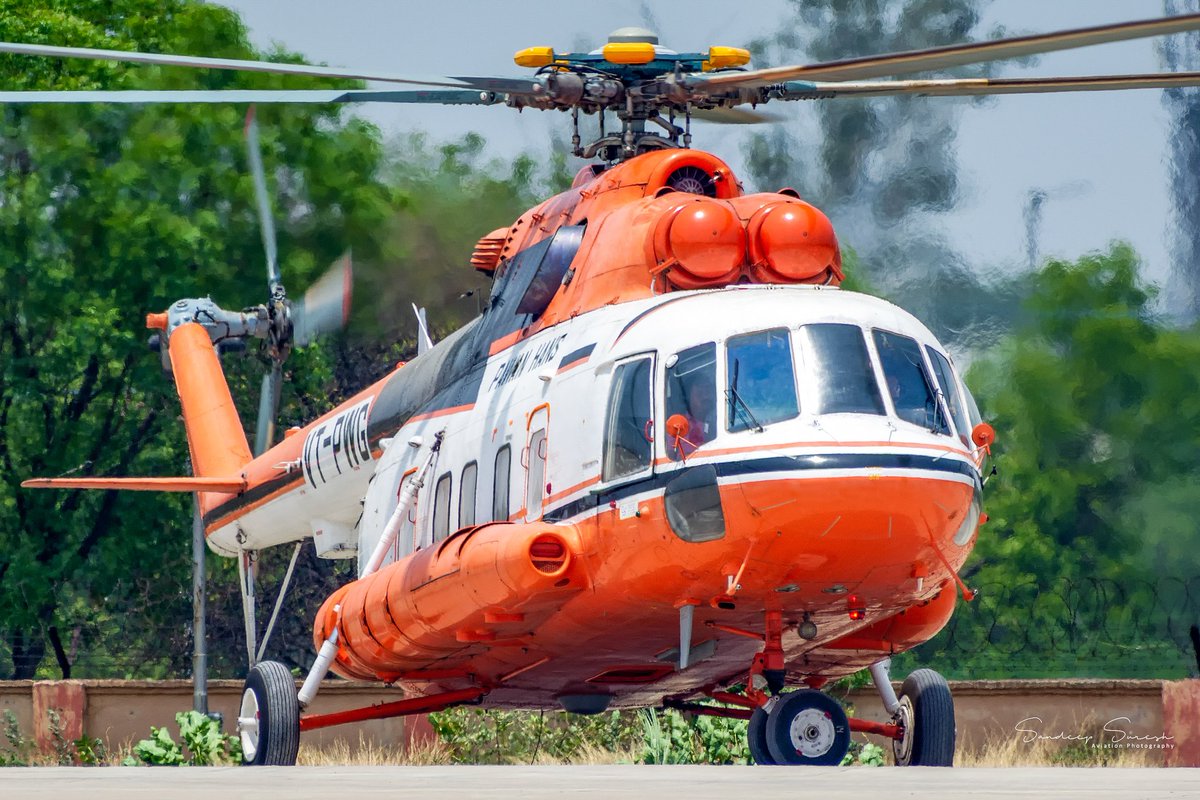 Mil Mi-172 owned and operated by Pawan Hans.
I am in complete awe of this helicopter everytime i get see her! What a machine! 
@PawanHansLtd @razdan_sanjeev

#avgeek #aviation #aviationphotography #photography #helicopters #mi17 #mi172 #pawanhans #helicopters