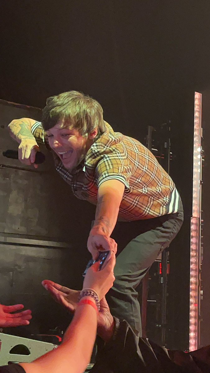 HLDTour's tweet photo. Louis taking a fan's phone!
#LTWTNYC #Night1
2.11.22

📸: daysia_rmcd https://t.co/B6Xfz0JwrE