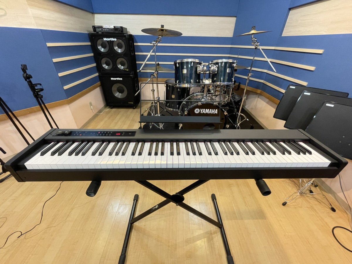 StMOTHERHOUSE's tweet photo. 只今
練馬店にて大好評レンタル中です❣️

🌟 KORG  D1 🌟

本物のグランドピアノのタッチを忠実に再現している本格派🔥
高級感のある88鍵の🎹エレピです🤗🌈

¥200 / 1h でレンタル可能‼️
お気軽にスタッフまでお声掛け下さい🤡🤠👽

#KORGD1
#練馬音楽スタジオ https://t.co/0H6H1aROWB