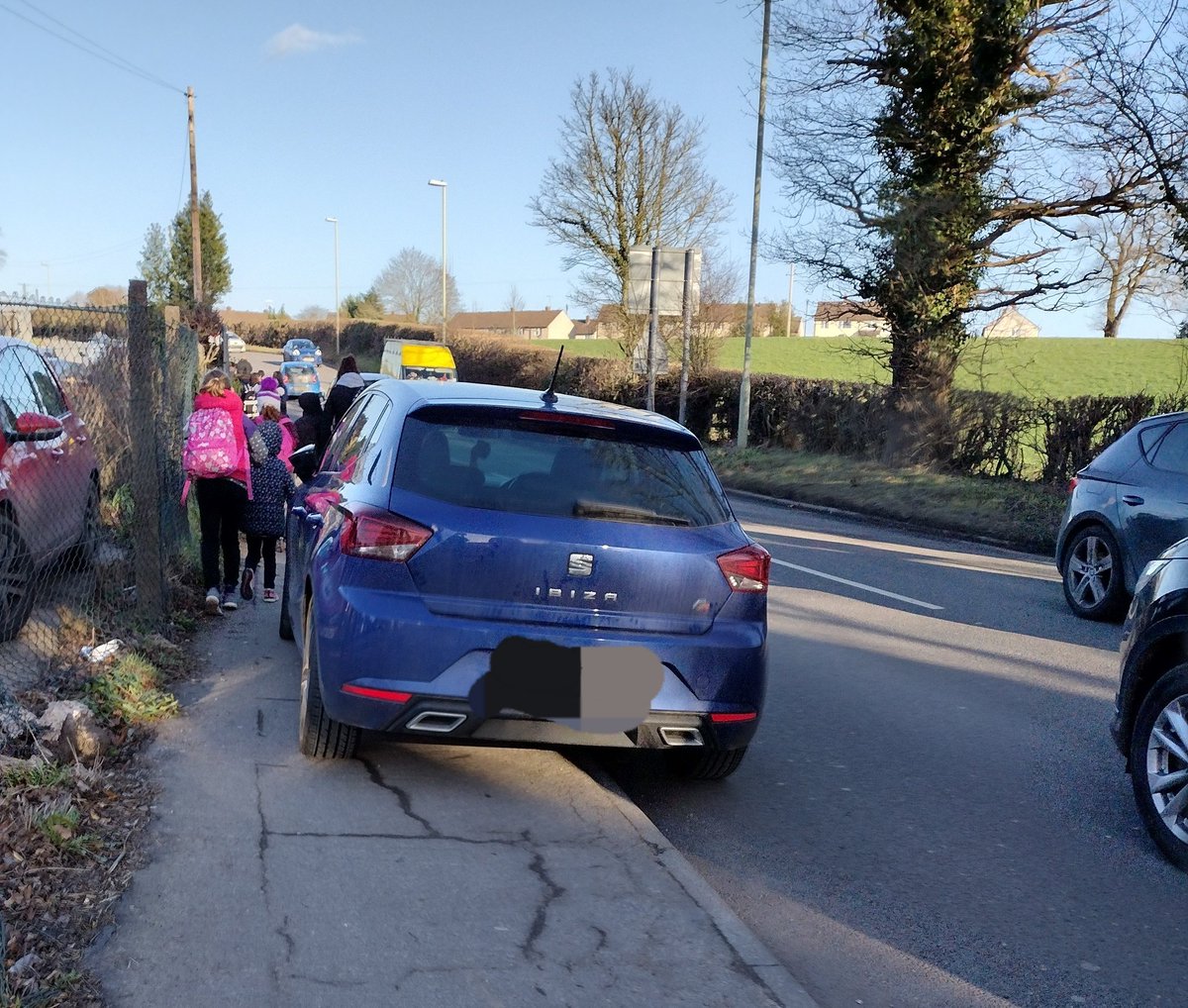 OsCops's tweet photo. Concerns over the parking at St Martins school. This vehicle caused an obstruction to pedestrians forcing two parents with pushchairs into the road to pass! https://t.co/boxAJ2EWnY