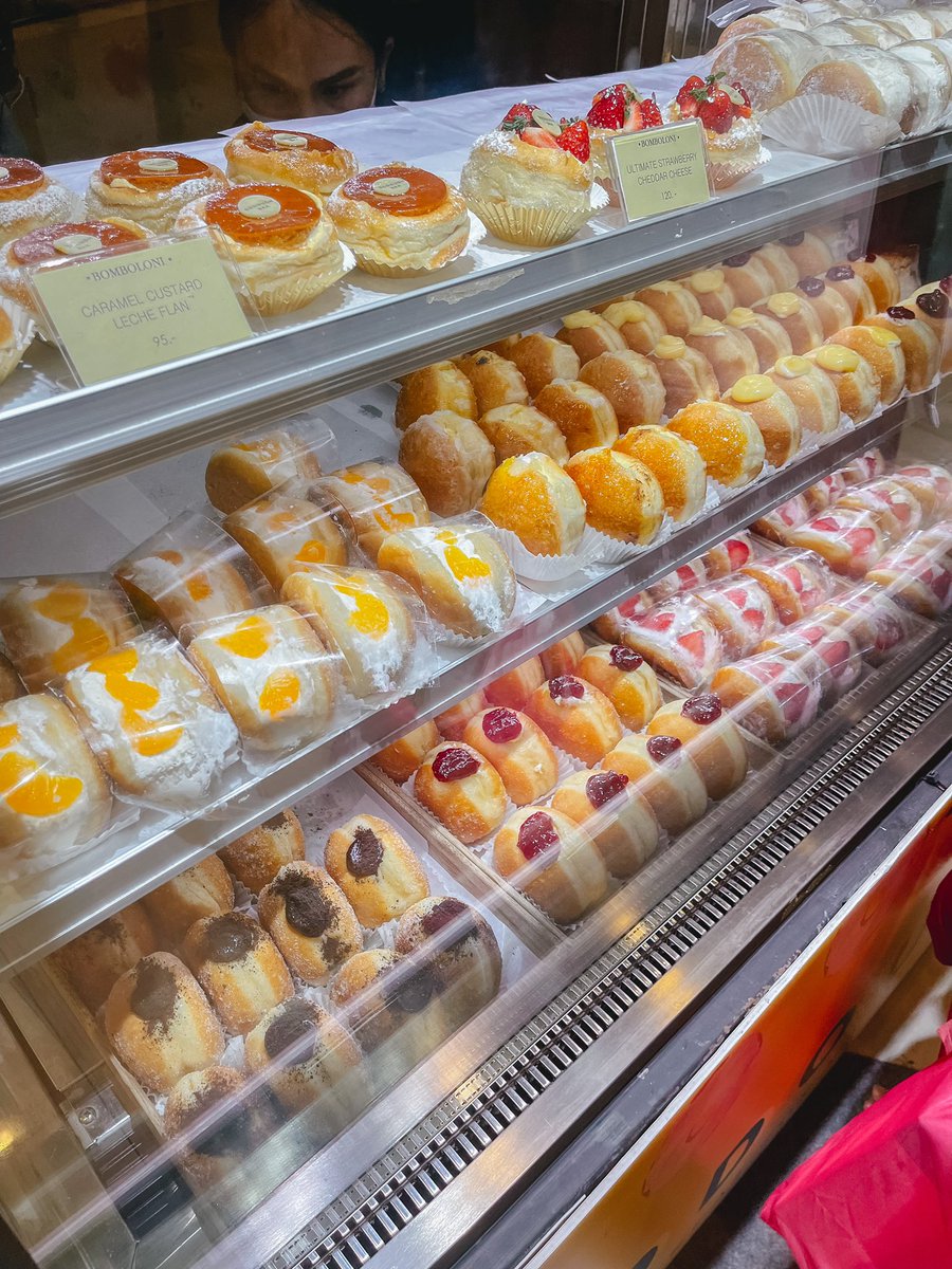 foodanyway's tweet photo. หวีดมากก โดนัทร้านโปรด So Dough ตอนนี้เค้ามี Bomboloni เป็นโดนัทไส้แน่น แล้วเนื้อนุ่มละมุนสุด ดีงามมากก ที่ส่องมาคือน่ากินทุกไส้ อันที่เป็นสตอเบอร์รีข้างในเป็นชีสรสตัดกันดีมากกก IG:sodough.bkk ตอนนี้ออกบูธอยู่พารากอนด้วย @aroii #อร่อยไปแดก https://t.co/y6kCkEh928