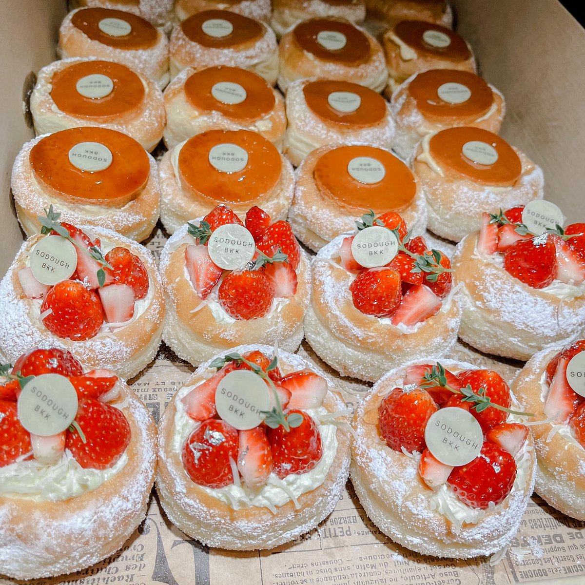 foodanyway's tweet photo. หวีดมากก โดนัทร้านโปรด So Dough ตอนนี้เค้ามี Bomboloni เป็นโดนัทไส้แน่น แล้วเนื้อนุ่มละมุนสุด ดีงามมากก ที่ส่องมาคือน่ากินทุกไส้ อันที่เป็นสตอเบอร์รีข้างในเป็นชีสรสตัดกันดีมากกก IG:sodough.bkk ตอนนี้ออกบูธอยู่พารากอนด้วย @aroii #อร่อยไปแดก https://t.co/y6kCkEh928