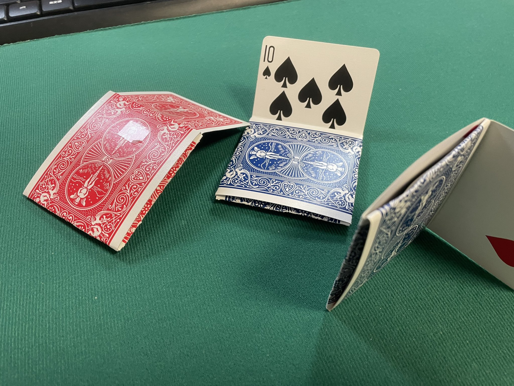 Ken Magically ちなみに 壁はこんな感じで3枚のカード使って作ってます 以前 ネットでトランプで箱の作り方を見てそれを思い出して作って設置 T Co Mvhaqky3 Twitter