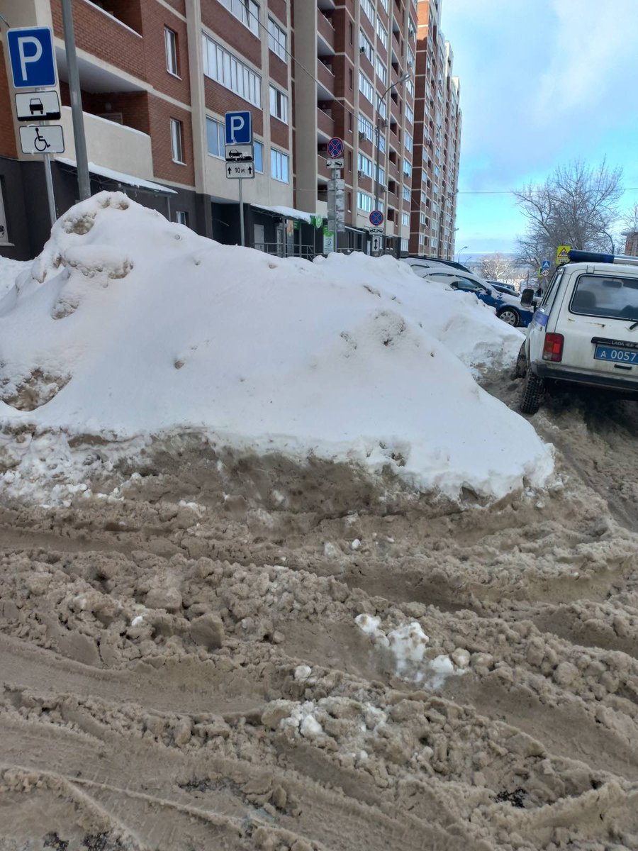 <a href="/E_Lapushkina/">Елена Лапушкина</a> , <a href="/Adm_Okt_Samara/">Администрация Октябрьского внутригородского района</a> , <a href="/SamMobilePriem/">Мобильная приемная Губернатора Самарской области</a> ,@SODEDDS <a href="/MP_Blago63/">МП Благоустройство</a> уважаемая администрация, почему не вывозится снег с 5-й просеки? Все лето исправно эвакуируют авто из-за расстав-ных для УБОРКИ СНЕГИ зимой знаков. Достигли абсурда -завалили парковку для инвалидов! Позорище!