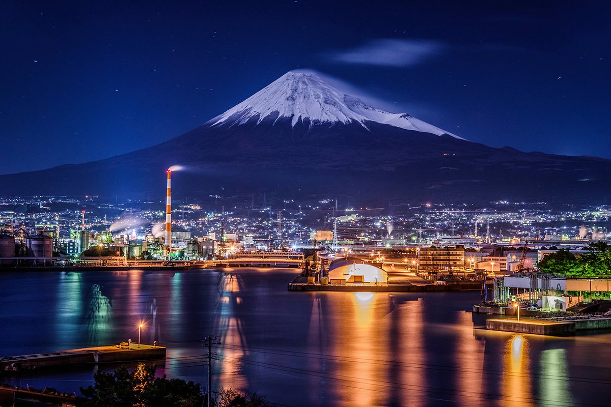 📸
A scene of Japan ✨　Night view

　　 Factory and Mt. Fuji 🗻

Fuji City, Shizuoka Prefecture.