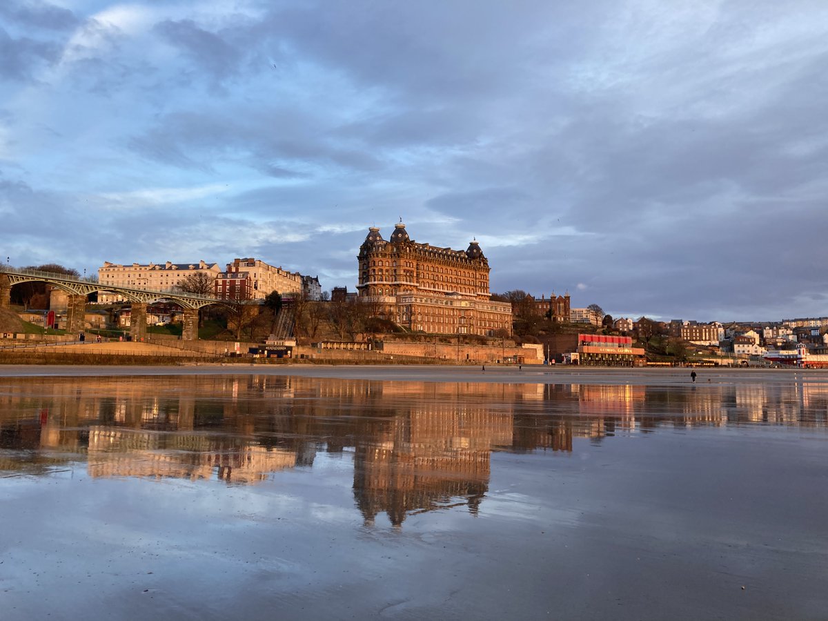 #SaturdayMorning #sunrise #Scarborough 🌊 A cold sunrise earlier today 🌅 Have a lovely day, everyone 🥰