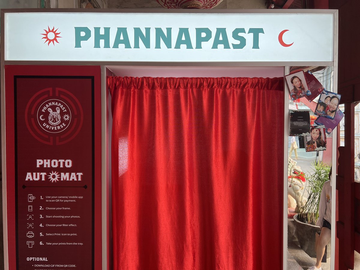 SACBangkok's tweet photo. #SxAutomat โดย @phannapast หนึ่งในศิลปินจากนิทรรศการ #sacwrap และ #SIXSHEET ที่ยกตู้สติ๊กเกอร์ที่ออกแบบให้เข้ากับศาลเจ้า เลือกถ่ายรูปกับสัตว์มงคลเป็นที่ระลึก ไปร่วมสนุกได้ที่ศาลเจ้าโรงเกือก ตลาดน้อย https://t.co/vzOKIpbCdC