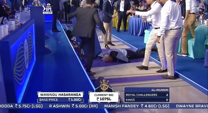 therealanil_'s tweet photo. WTF
Ipl Auctioneer collapsed during auction.
😱😱😱😱
Praying for his early recovery.🙏
 #IPLMegaAuction2022 
#IPL2022Auction https://t.co/uTTzamtOPz