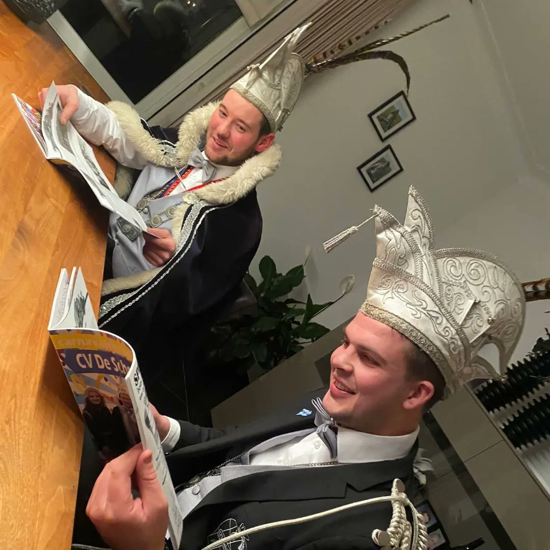 Gisteravond hebben onze Prins en Adjudant als allereerste onze gloedje nieuwe carnavalskrant ontvangen. Vandaag gaan we iedereen binnen ons mooie Schottelzakkenrijk verblijden met deze krant. Bent U thuis? Een vrijwillige bijdrage wordt enorm gewaardeerd.