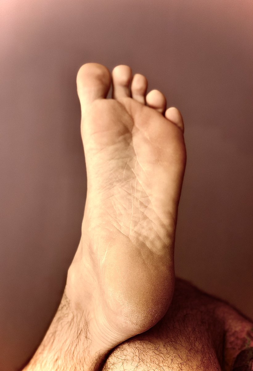 Footje4's tweet photo. ☔️ #foot, #footfetish, #footfetiş, #footpics, #voet, #voetje, #feet, #hairyfeet, #hairybody, #bear, #bearfeet https://t.co/ZyZ9P25pSv