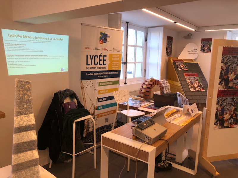 Guibox1972's tweet photo. #campusversailles
#LeCorbu95
#BatissezVotreAvenir
Le lycée des métiers du bâtiment Le Corbusier au campus de Versailles, représenté par son Directeur délégué aux formations professionnelles et technologiques.
10, 11 et 12 février 2022. https://t.co/oxhAvYXOb1