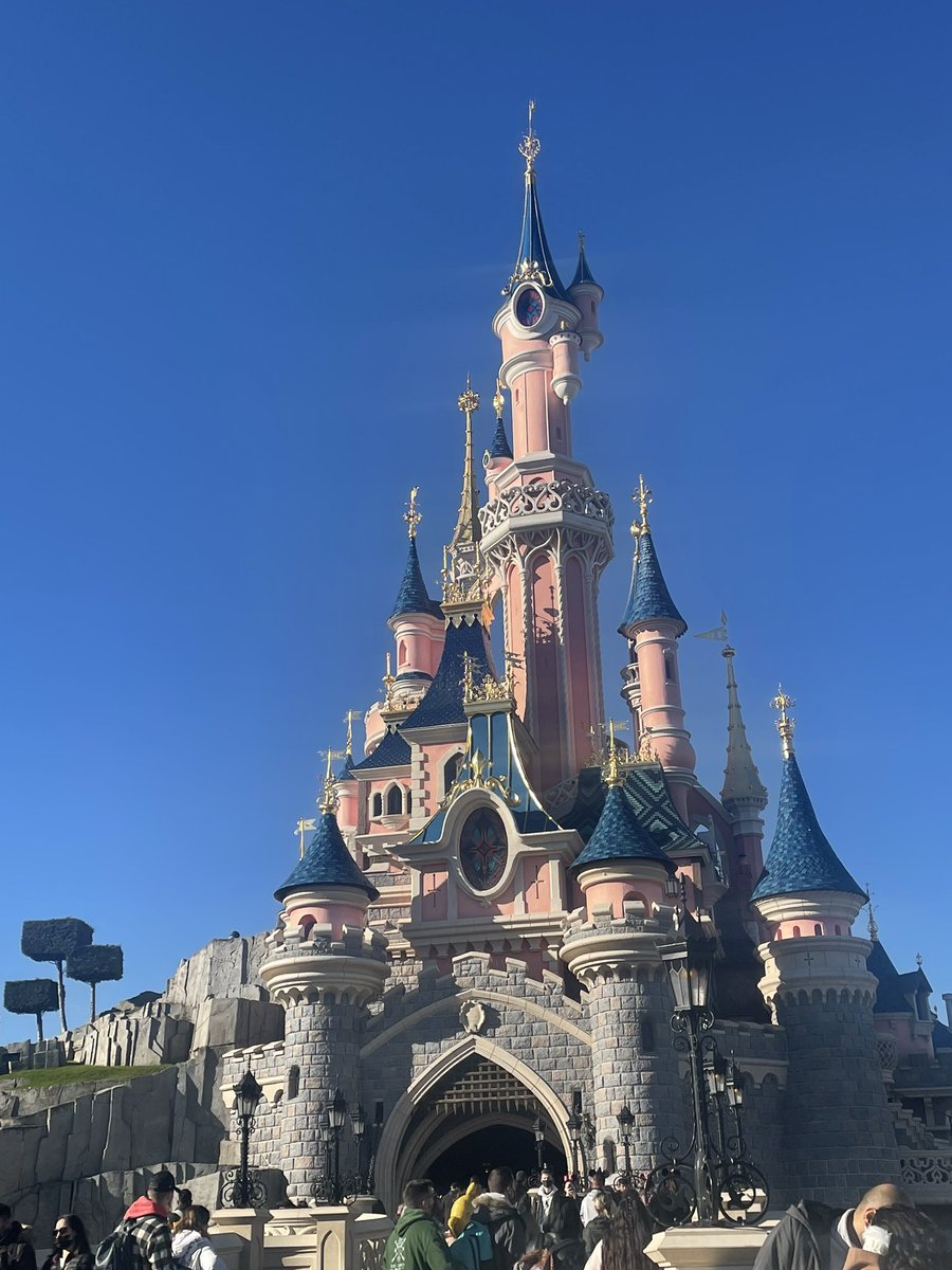 maisrutherford's tweet photo. Disneyland with my besties💗 https://t.co/1h2BQGS6vZ