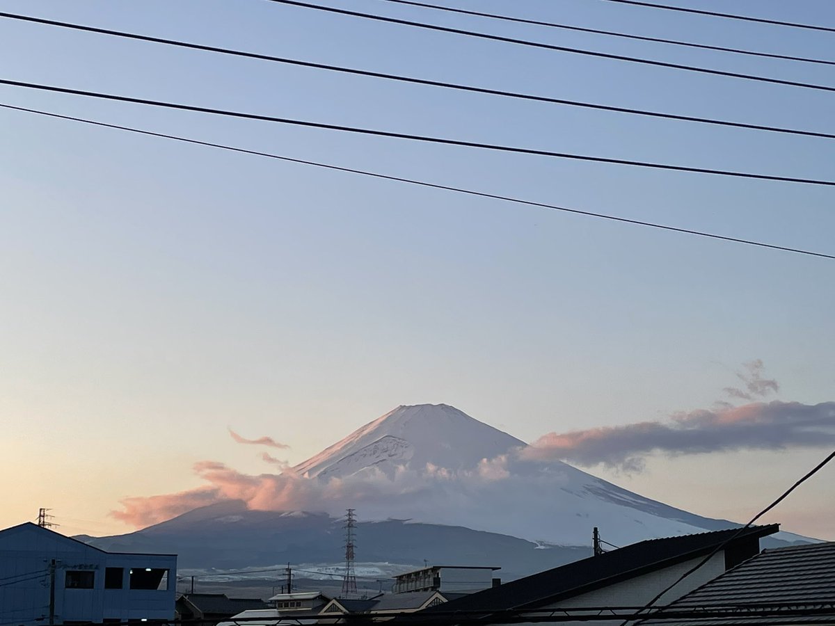 flatcleaning's tweet photo. こんばんは!
夕方の富士山です!
夕日に照らされて、オレンジ?ピンク?です!
#flatcleaning #富士山 #夕焼け #宅配クリーニング #保管クリーニング https://t.co/4wQyfZi0zm