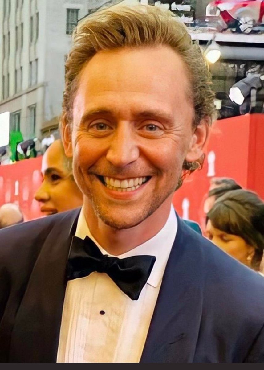 HisGodd3ss's tweet photo. "On the day that you were born...the Angels got together and decided to create a dream come true"...💘💗

#TomHiddleston 
#love https://t.co/la7HAQJC5P