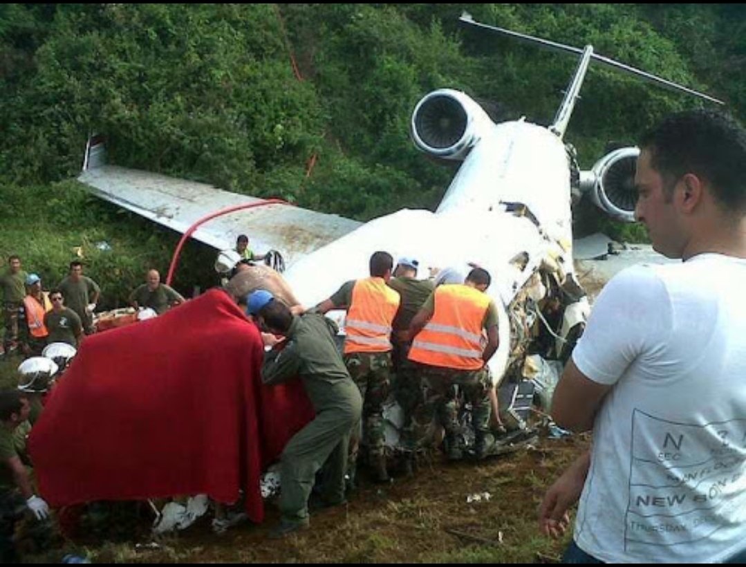 Enjeuxafricains's tweet photo. #RDC : Il y a 10 ans, un jet privé a raté son atterrissage sur la piste de l'aéroport de #Kavumu (#Bukavu), situé à l'est du #Congo. #Katumba Mwanke, proche collaborateur de #Kabila, n'a pas survécu à ce crash. @Mapon_Matata, A. #Ghonda et M. #Cishambo l'ont, eux, échappé belle. https://t.co/x4G6RV5Gc3