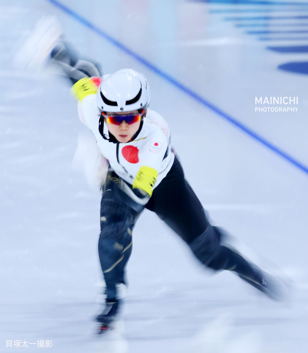 毎日新聞写真部 北京オリンピック スピードスケート 女子団体追い抜き１回戦 日本は五輪新記録の１位で準決勝進出を決めました 写真は スタートする女子パシュートチーム まるで1人のように見えますが 後ろに2人います 写真特集で T