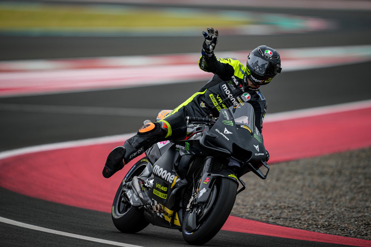 VR46RacingTeam's tweet photo. YES!! @Luca_Marini_97 is the fastest rider at Mandalika Circuit in Day 2 (1:31.289). Well done Luca 🔥

#MooneyVR46RacingTeam #MotoGP #MandalikaTest #LucaMarini #LM10 #indonesia https://t.co/vO4IFCPZnx