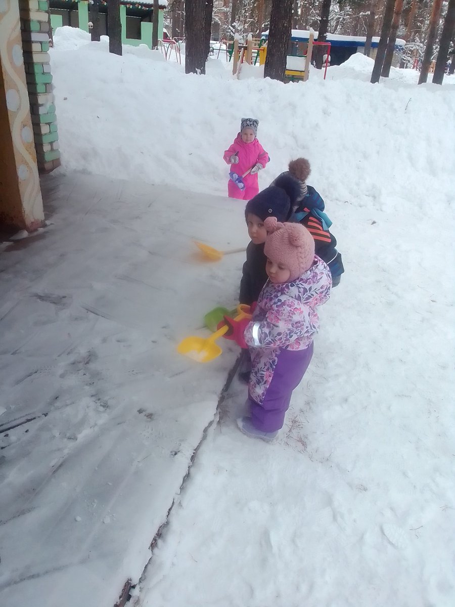 Как хорошо зимой! Сколько много снега! Можно и поиграть, и потрудиться! #Детскийсад16 #Пчелки
