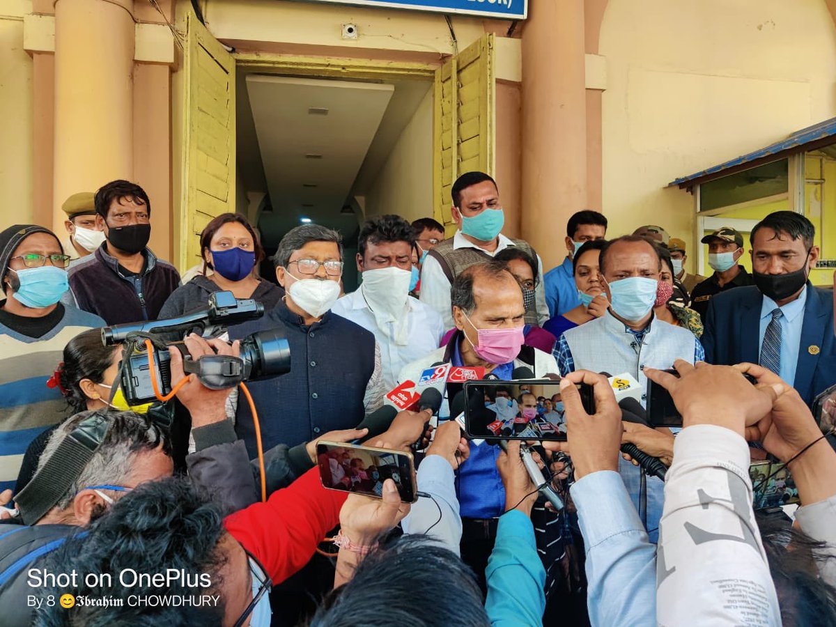 INCWestBengal's tweet image. #BengalMunicipalElections2022

আসন্ন পৌরসভা নির্বাচন যেন শান্তিপূর্ণ ও সন্ত্রাসমুক্ত হয় তারই দাবিতে আজ বহরমপুর SP অফিসের সামনে কংগ্রেসের বিক্ষোভ। নেতৃত্বে পিসিসি সভাপতি,লোকসভার প্রধান বিরোধী দলনেতা ও মাননীয় সাংসদ শ্রী @adhirrcinc।

#টিএমসি_সন্ত্রাস
#TMCterror 
#Baharampur