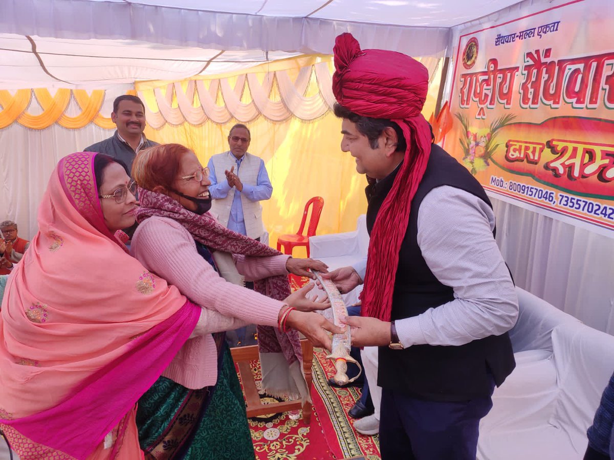 SinghRPN's tweet photo. राष्ट्रीय सैंथवार-मल्ल स्वाभिमान मोर्चा द्वारा आयोजित सम्मान समारोह में शामिल हुआ।सभी लोग पूरे यूपी में भाजपा के प्रत्याशियों को विजयी बनाने के लिए संकल्पित हैं। इस दौर��न विधानसभा प्रत्याशी पडरौना श्री मनीष जायसवाल,कुशीनगर प्रत्याशी श्री पी.एन.पाठक एवं अन्य गणमान्य लोग मौजूद रहे। https://t.co/1M25OkNkg5