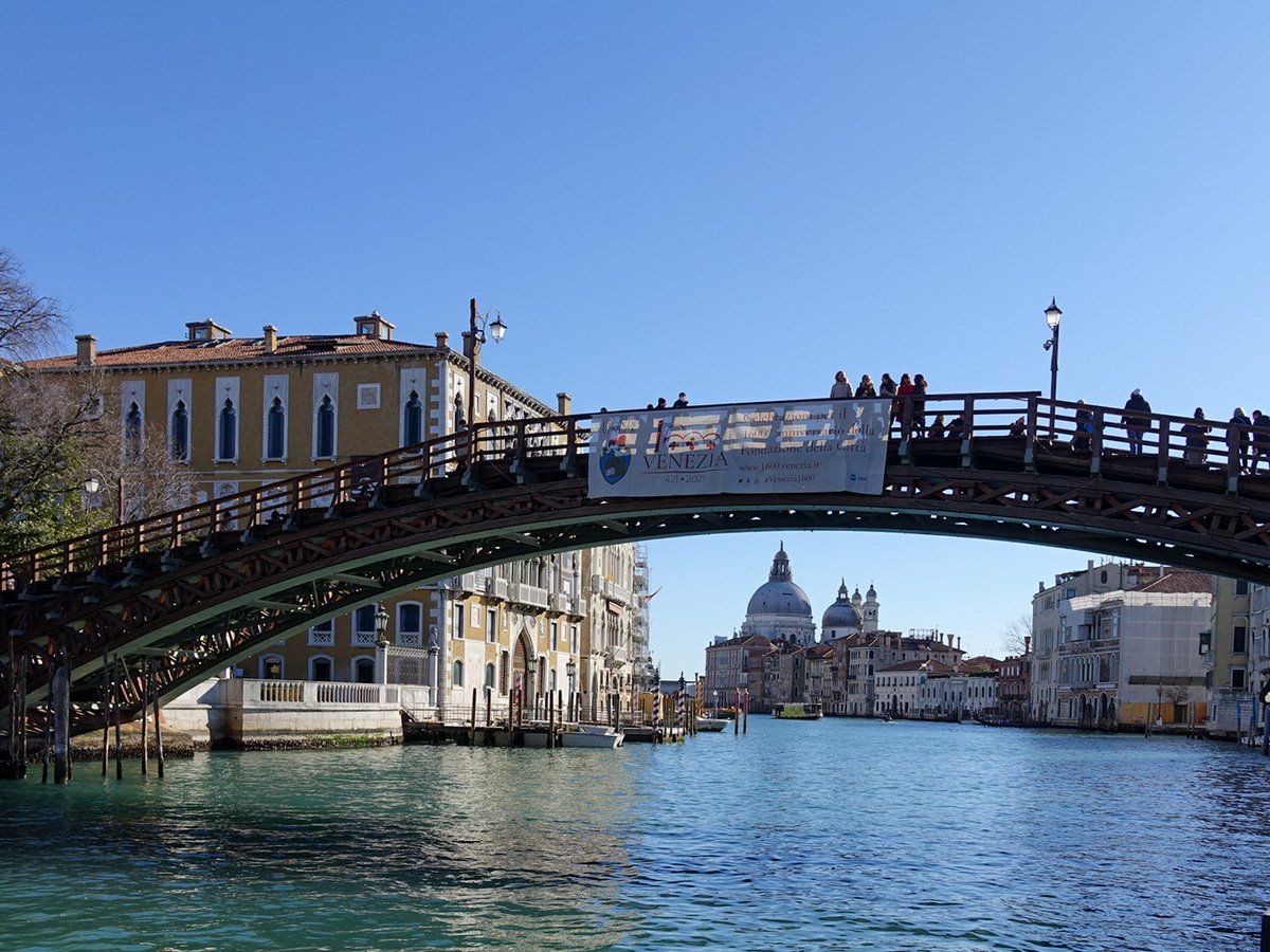 EnjoyRespectVe's tweet photo. 🔹 #SLIDESproject 🔹

Sta per iniziare a #Dorsoduro uno dei dieci percorsi alla scoperta dell'#artigianato e della creatività veneziani, promossi da @comunevenezia in collaborazione con @CgtaVenezia. 

A breve saranno tutti pubblicati sul sito @veneziaunica.

@SlidesProject https://t.co/tSowQvivfN