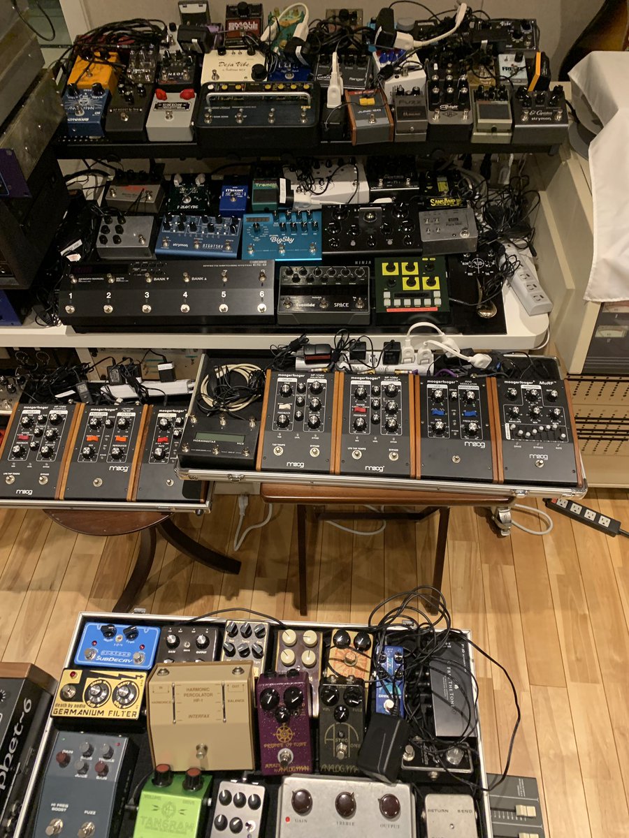 shimadamasanori's tweet photo. 大好きなエフェクターを並べてみました。並べただけ笑
結線が大変😆
#greatstudio
#moogerfoogerあと一つでコンプリート! https://t.co/IZebi8Cv7W