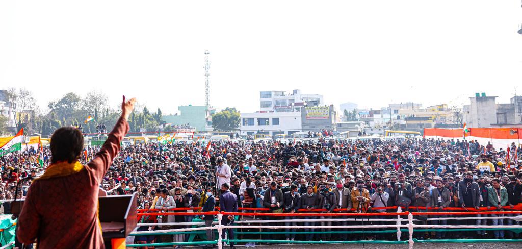 LutyensMediaIN's tweet photo. प्रियंका गांधी ने हल्द्वानी में उत्तराखंड स्वाभिमान रैली को संबोधित किया।
प्रियंका गांधी ने कहा कि इस बार उत्तराखंड में रोजगार देने वाली और महंगाई कम करने वाली सरकार बनेगी। 
#UttarakhandElection2022 https://t.co/exPbakTNrY