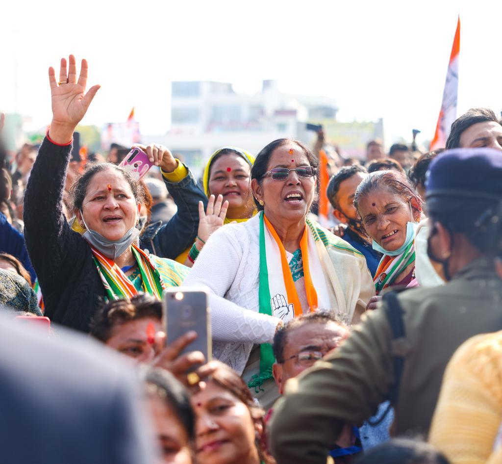LutyensMediaIN's tweet photo. प्रियंका गांधी ने हल्द्वानी में उत्तराखंड स्वाभिमान रैली को संबोधित किया।
प्रियंका गांधी ने कहा कि इस बार उत्तराखंड में रोजगार देने वाली और महंगाई कम करने वाली सरकार बनेगी। 
#UttarakhandElection2022 https://t.co/exPbakTNrY