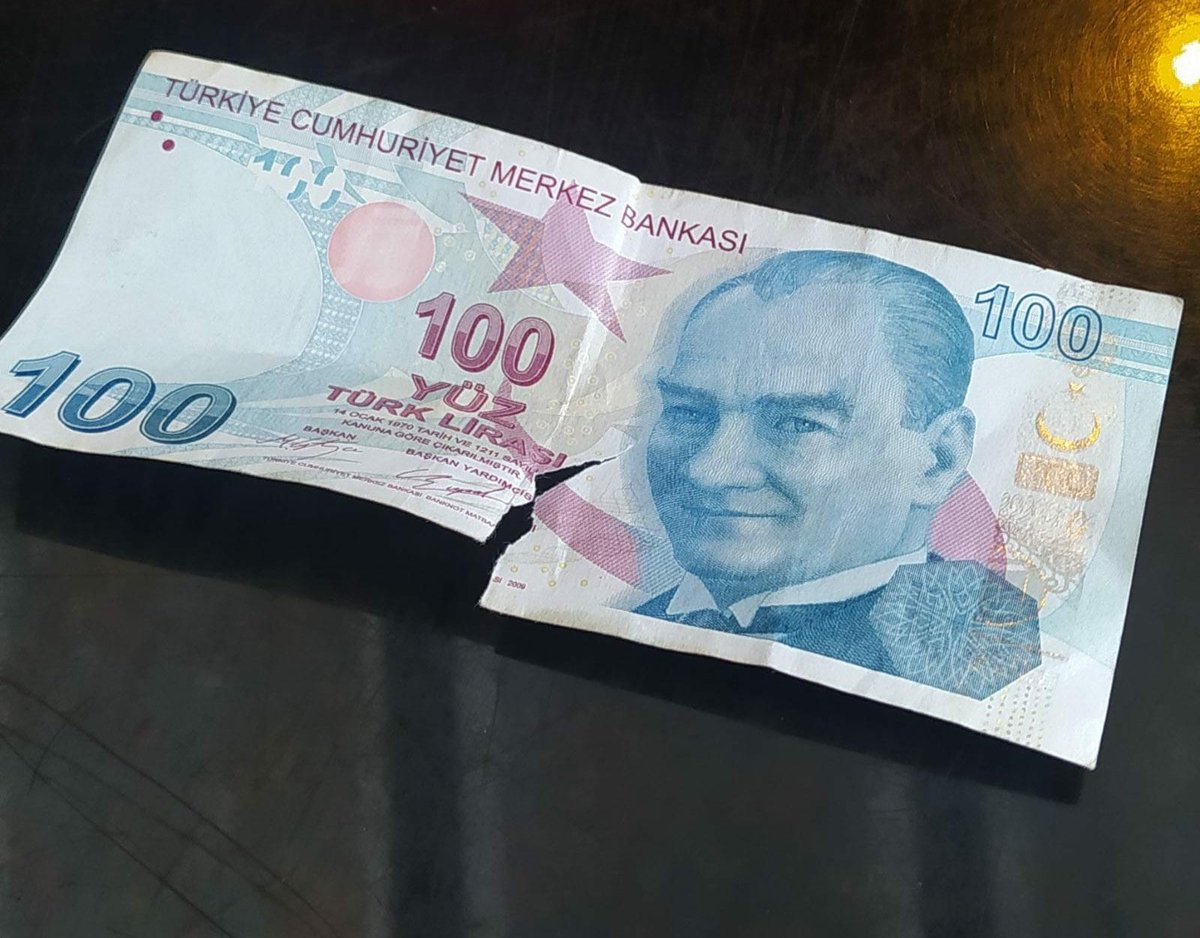 oktayercel's tweet photo. hafif kırışık parayı içine almayan atm'nin bana verdiği paraya bak aq https://t.co/DtRcl7znSi